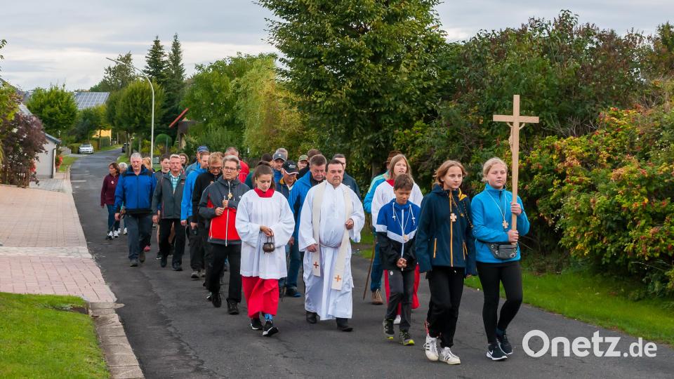 Die Pilgergruppe auf dem Weg am Ortsausgang in Thanhausen. Bild: wms