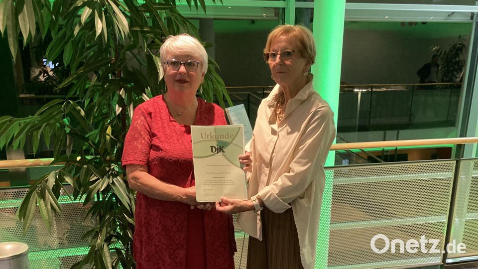 Die aktuelle Vorsitzende der DJK 2002, Angelika Hiltner, gratuliert der Gründungsvorsitzenden Johanna Strecker zum Ehrenzeichen in Gold. Bild: hae