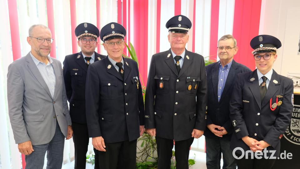 50 Jahre bei der Feuerwehr: Zu diesem Jubiläum gratulieren Vorsitzender Korbinian Dunzer (Zweiter von links) und Stellvertreterin Corinna Danzer (rechts) sowie zweiter Bürgermeister Karl Lorenz (links) und Stadtverbandsvorsitzender Dieter Kies (Zweiter von rechts) den Kameraden und Ehrenmitgliedern Manfred Sendlbeck (Dritter von links) und Alfons Ficker (Vierter von links). Bild: do