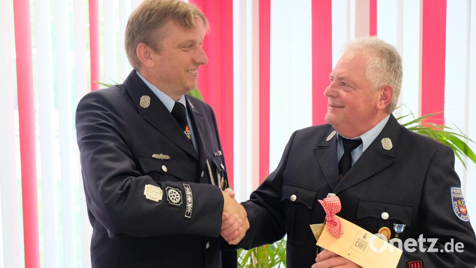 32 Jahre Fahrzeugwart der Eschenbacher Wehr – das ist eine besondere Leistung, wie Kommandant Christian Götz (links) bei der Verabschiedung von Klaus Suttner aus dem aktiven Dienst feststellt. Bild: do