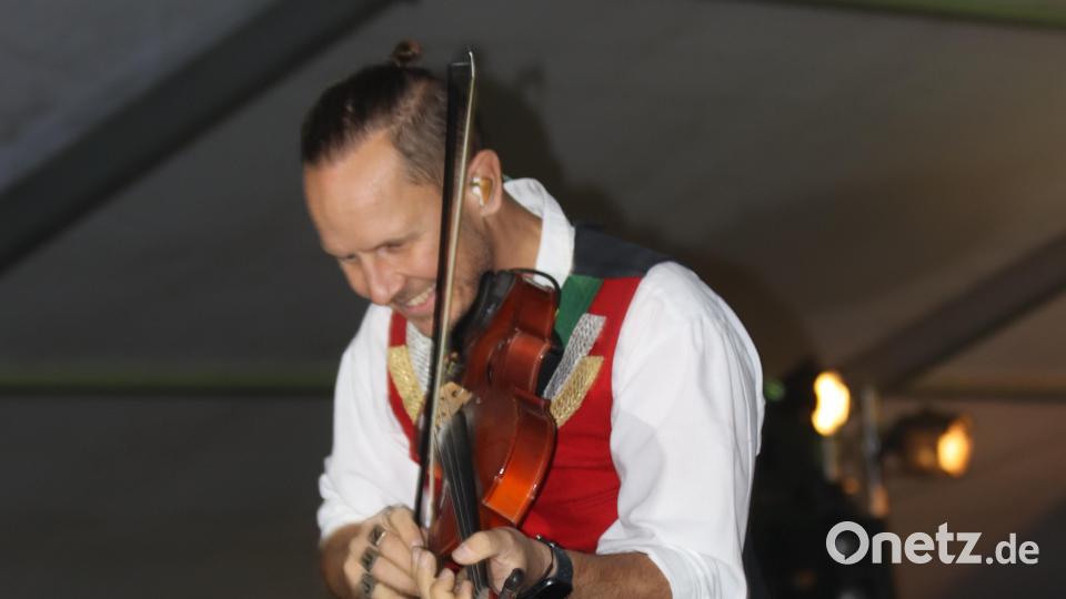 Wenn Biertische zur Bühne werden, dann schlagen die Herzen von Band und Publikum im Einklang. Bild: mfh