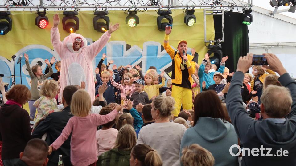 Am Samstagnachmittag feierten Kinder, Jugendliche und Junggebliebene zusammen mit Donikkl. Bild: mfh