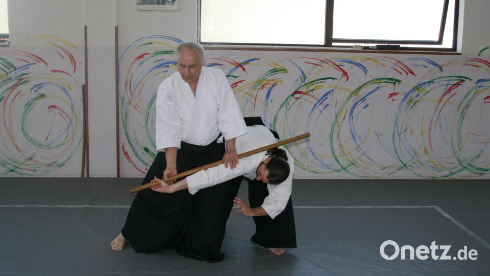 Die Aikidoka (Aikido-Praktizierende) trainieren barfuß. Das Foto stammt aus dem Archiv des Tirschenreuther Aikidovereins. Archivbild: Archiv Eugen Truderung/exb