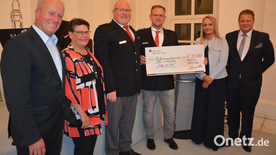 Mit einem 25.000-Euro-Scheck wurde die BRK-Bereitschaft Mitterteich für ein neues HvO-Fahrzeug bedacht. Im Bild (von links) Kurt Haas, Dr. Michaela Haas, Christian Stahl, Matthias Dittrich sowie Andrea und Stefan Grillmeier. Bild: jr