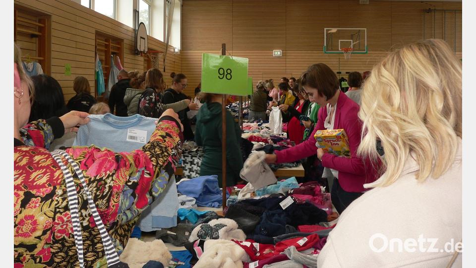 Großer Andrang beim Baby- und Kinderbasar in Luhe. Bild: mh