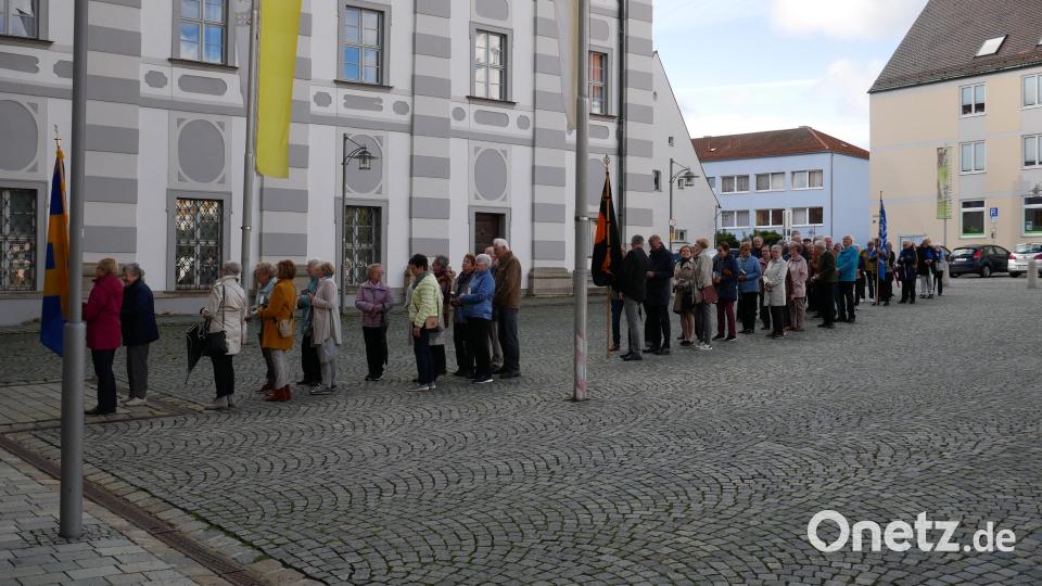 An drei Stationen im Stadtgebiet startete die Sternwallfahrt von Katholischer Arbeitnehmerbewegung, Katholischem Deutschen Frauenbund mit der Vita-Gruppe und der Kolpingsfamilie, die mit ihren Bannern zum Basilikaplatz pilgerten. Bild: hmr