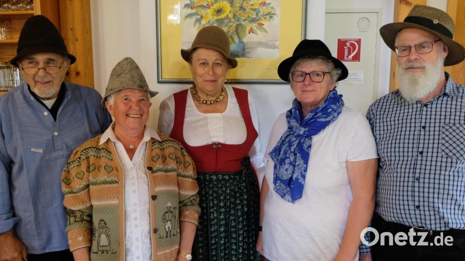 Der Auftritt der „Fünf Zwidern&quot; – (von links) Gerd Lindner, Sieglinde Sommer, Renate Lindner, Brigitte Bock und Werner Bock – erfreut die Gemeinschaft.. Bild: le