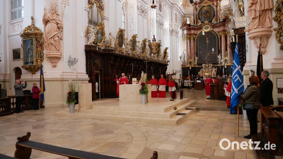 Hauptzelebrant war Abtpräses em. Dr. Notker Wolf OSB, Konzelebranten waren Stadtpfarrer Dr. Thomas Vogl und der gebürtige Kondrauer Pater Otto Grillmeier. Die musikalische Gestaltung der Feier übernahmen der Basilikachor mit der Bläsergruppe und Franz Ballon an der Orgel unter der Gesamtleitung von Kirchenmusikdirektor Andreas Sagstetter. Bild: hmr