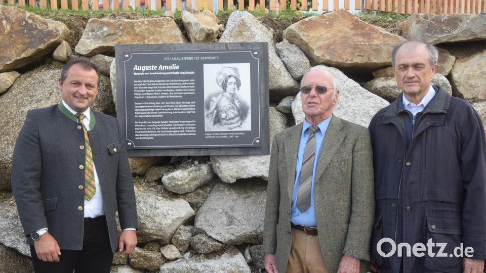 Bürgermeister Anton Kappl, Herzog Nicolaus von Leuchtenberg und Josef Schönwetter (von links) enthüllen die Gedenktafel bei der Straßeneinweihung Bild: fz