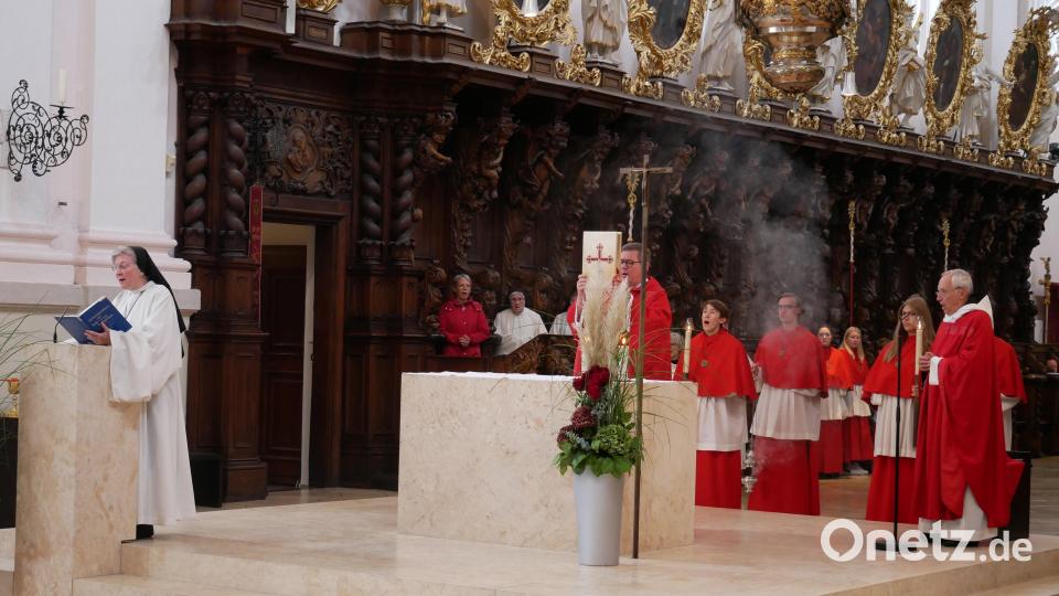Konzelebrant Pater Otto Grillmeier (am Altar mit dem Evangeliar) trug das Evangelium vor. Mit im Bild links Äbtissin Laetitia Fech am Ambo und rechts am Bildrand Hauptzelebrant Dr. Notker Wolf. Bild: hmr