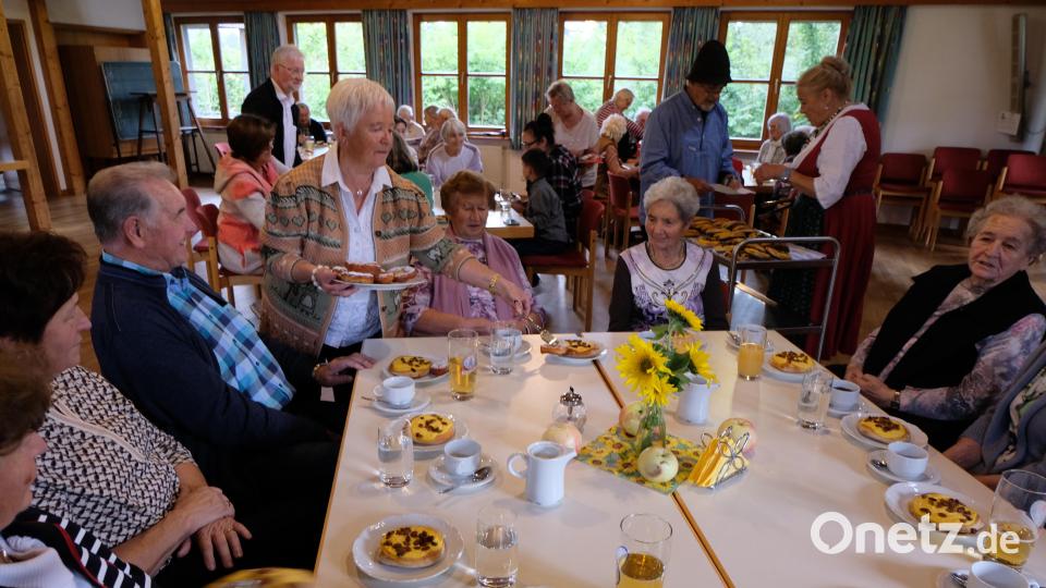 Zur Nachkirchweih gibt es Kirwakücheln und -kuchen für die dankbaren Senioren. Bild: le