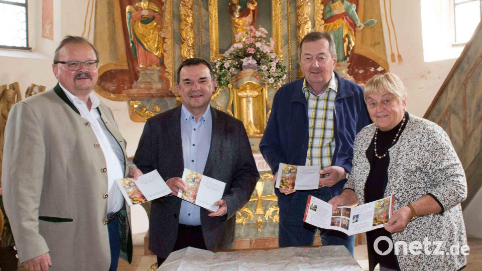 Ingrid Leser und Rudi Ehstand (von rechts) stellten den neuen Maurus-Fuchs-Radführer vor. Darüber freuen sich Bürgermeister Alfred Stier und Pfarrer Konrad Amschl (von links). Bild: Thomas Sporrer