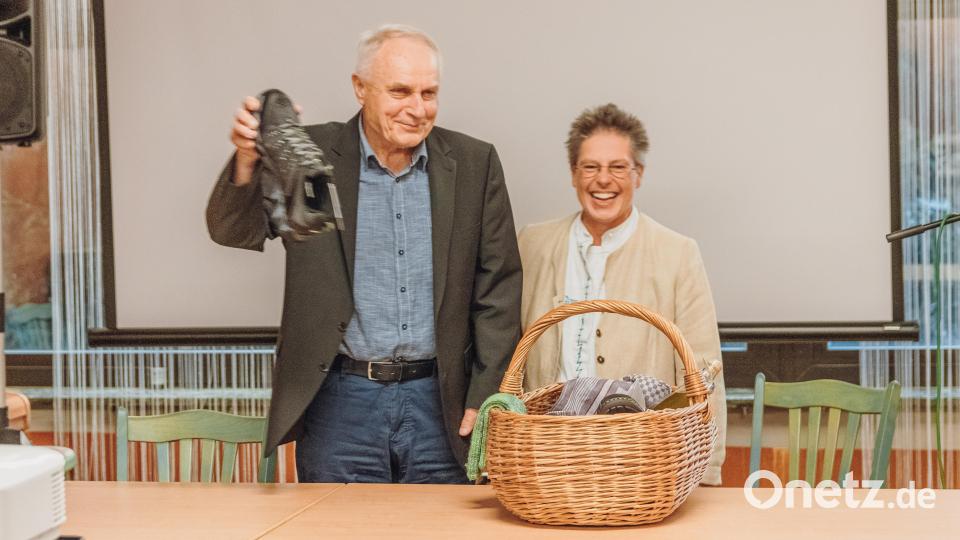 Haben das Aikido in Tirschenreuth etabliert: Werner Winkler und 1999 Margret Schels (rechts). Zu seiner Jubiläumsfeier überreichte Schels dem Initiator einen Präsentkorb mit Schuhen und selbst gestrickten Socken. Bild: sfo