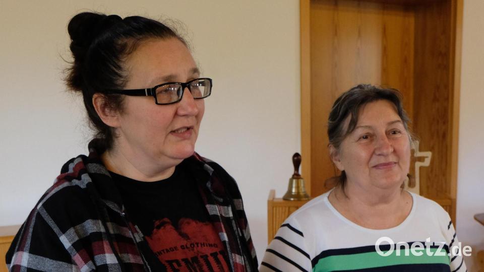 Die Ukrainerinnen Olena Mahei und Nadeschda Sereda (von links) tragen einen Gebetsgesang aus ihrer Heimat vor. Bild: le