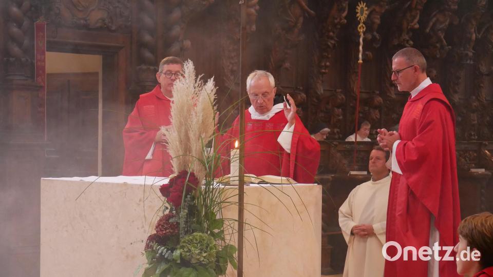 Hauptzelebrant beim Wallfahrtsgottesdienst war Abtpräses em. Dr. Notker Wolf OSB (Mitte am Altar), Konzelebranten waren Stadtpfarrer Dr. Thomas Vogl (rechts) und der gebürtige Kondrauer Pater Otto Grillmeier (links). Bild: hmr