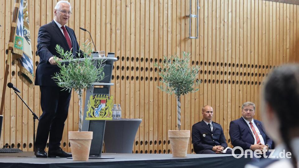 Der Bayerische Staatsminister des Innern Joachim Herrmann begrüßte die rund 140 neu eingestellten Polizistinnen und Polizisten des 72. Ausbildungsseminars in der Bereitschaftspolizeiabteilung in Sulzbach-Rosenberg. Die Rede wurde per Livestream auch in die anderen Ausbildungsorte übertragen. Bild: mfh