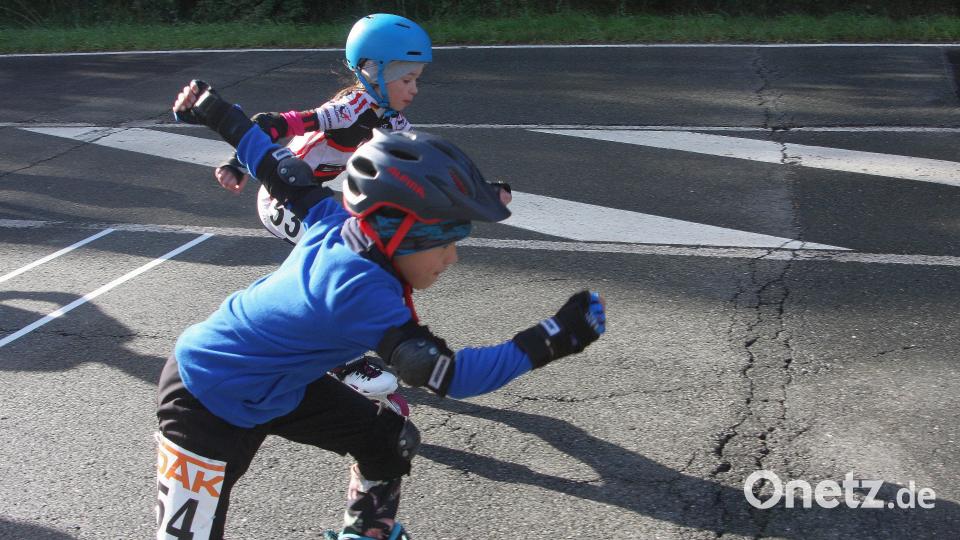 Helme, aber auch warme Kleidung waren Pflicht beim Inline-Skating-Tag in Wiesau. Bild: wro