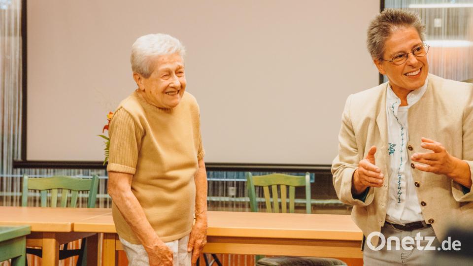 Sophie Maier (links) hat mit 62 Jahren das Aikidotraining begonnen, erzählte Margret Schels. Der Jubiläumsabend war gleichzeitig der 88. Geburtstag von Maier. Sie habe bis ins Alter von 83 Jahren trainiert. Bild: sfo