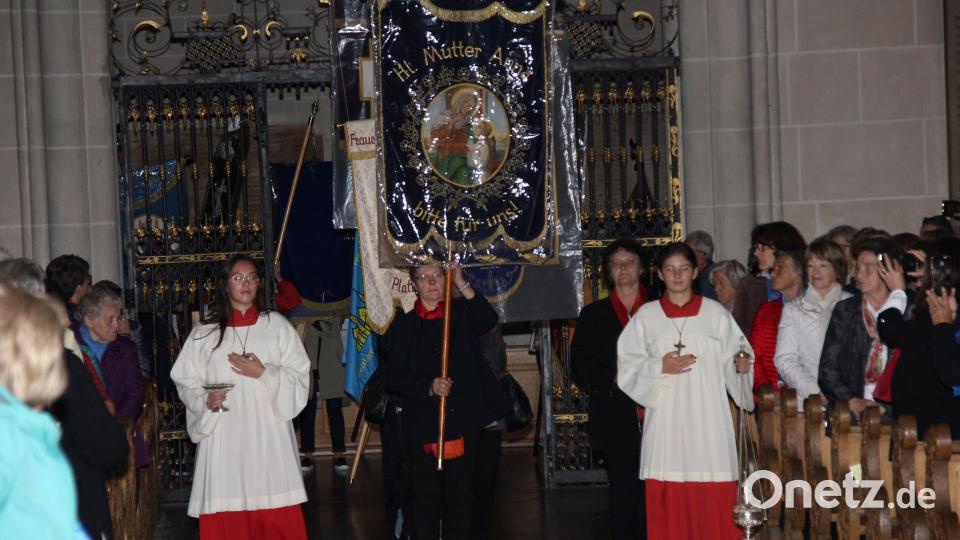 Eindrucksvoll war der Einzug der rund 30 Fahnenabordnungen der Ortsvereine der Frauen- und Müttervereine aus der ganzen Diözese in die voll besetzte Basilika St. Martin zur Festmesse als Auftakt der diesjährigen Frauenwallfahrt. Bild: ads