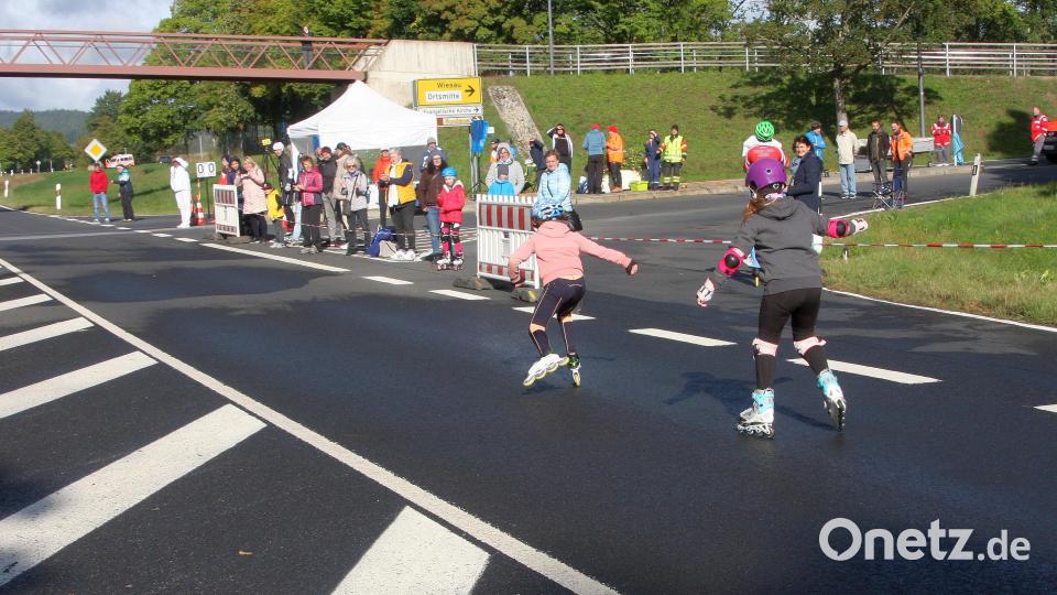 47 Inline-Skater gingen in Wiesau an den Start. Gefahren wurde auf der Umgehungsstraße. Bild: wro
