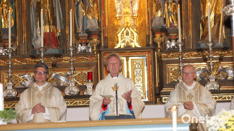 Der Geistliche Diözesanbeirat der Frauen- und Müttervereine Prälat Alois Möstl (Mitte) feierte mit rund 500 Frauen einen beeindruckenden Festgottesdienst in der Basilika St. Martin im Rahmen der diesjährige Frauenwallfahrt der Diözese. Konzelebranten waren Pfarrer Michael Jakob von St. Konrad Ammersricht (links) und Pater Gregor von Metten (rechts). Bild: ads