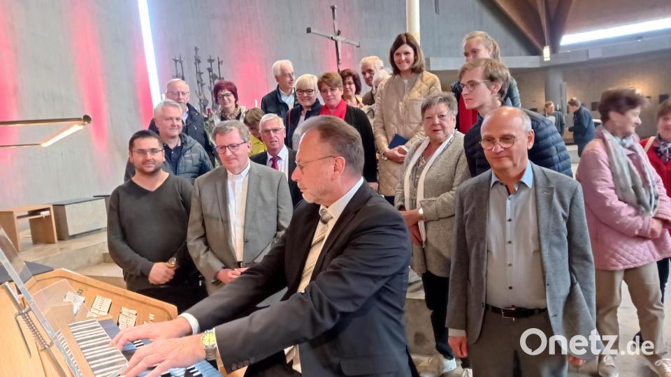 Zu den Führungen ließ Organist und Chorleiter Werner Stehbach auch die Orgel für die Besucher erklingen. Bild: fpoz