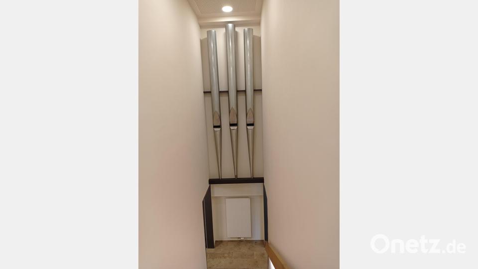 Ein Blickfang sind im Treppenhaus von der Sakristei zu den darunterliegenden Räumlichkeiten drei Orgelpfeifen, die ausgemustert wurden. Kleinere Orgelpfeifen werden gegen Spenden noch abgegeben. Bild: fpoz