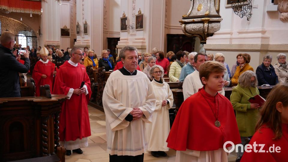 Gemeinsam mit den Zelebranten und dem liturgischen Dienst zogen die katholischen Verbände mit ihren Bannern in die Basilika ein. Bild: hmr