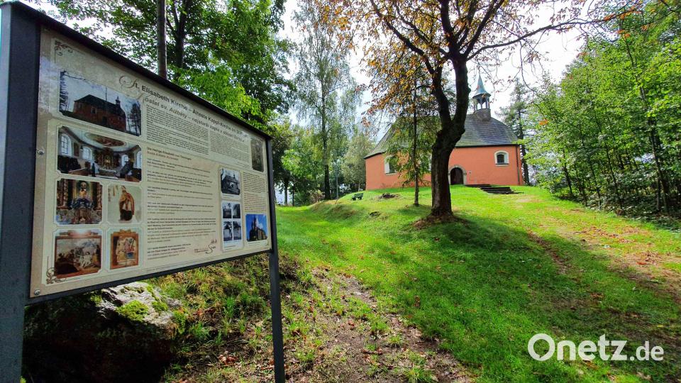 Die Bärnauer Kappl St. Elisabeth ist Teil des Maurus-Fuchs-Radwegs. Das Kirchlein ist ein Schatzkästchen – komplett ausgemalt von Maurus Fuchs und seinem Vater Vitus. Bild: Thomas Sporrer