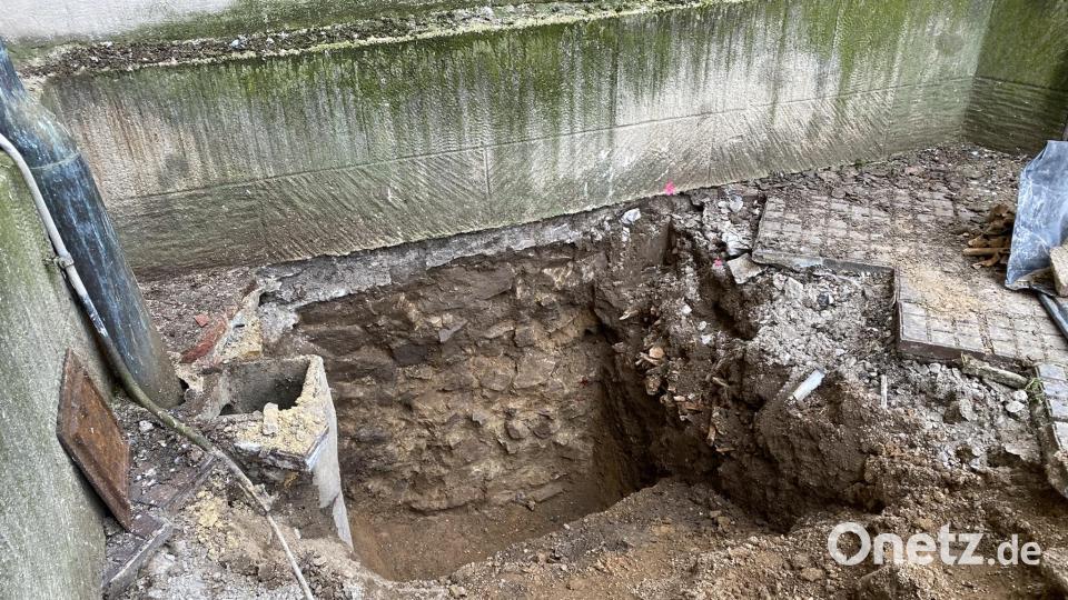 Grüne Verfärbungen sind eindeutige Zeichen von Feuchtigkeit - von oben, aber auch aus dem Boden, der bei der Nabburger Stadtpfarrkirche sehr unterschiedlich geartet ist, wie Stichgrabungen zeigten. Bild: aub