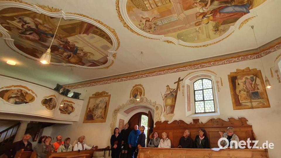 Lebendig und dynamisch präsentierte Ingrid Leser die Kapplkirche in Bärnau zum Tag des offenen Denkmals. Maurus Fuchs und sein Vater Vitus haben die gesamte Kirche ausgemalt, auch die folgenden Restaurierungen haben vor allem den Stil und die Farben originalgetreu erhalten. „Auch deshalb ist diese Kirche so wertvoll“, erklärte Ingrid Leser. Bild: Thomas Sporrer