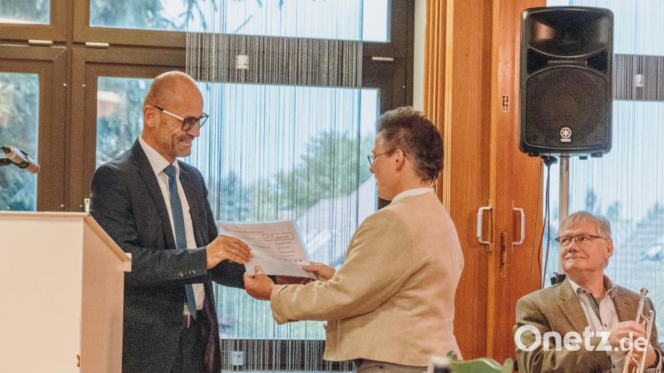 Stellvertretender Landrat Alfred Scheidler überreichte Aikido-Tirschenreuth-Vorsitzender Margret Schels einen Geldscheck vom Landkreis Tirschenreuth zum 50-jährigen Bestehen des Vereins &quot;Aikido Tirschenreuth&quot;. Bild: sfo