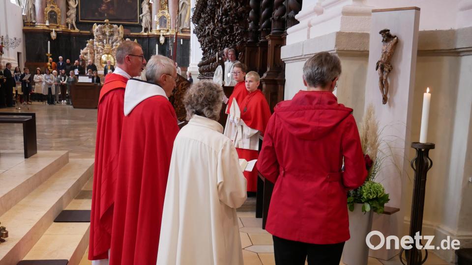 Bei den Fürbitten wendeten sich Stadtpfarrer Dr. Vogl, Dr. Notker Wolf, Gemeindereferentin Gertrud Hankl und Lektorin Monika Mittereder dem Gnadenbild des &quot;Geschändeten Heilands&quot; zu. Bild: hmr
