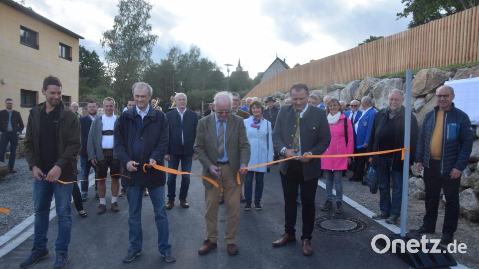 Bürgermeister Anton Kappl, Herzog Nicolaus von Leuchtenberg, Josef Schönwetter und Anlieger Wolfgang Härtl durchschneiden das Band bei der Einweihung. Bild: fz