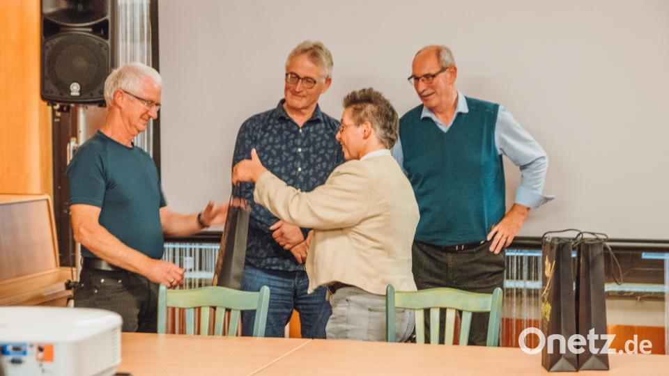 Margret Schels (Dritte von links) beschenkt am Jubiläumsabend auch &quot;drei Urgesteine&quot;: Gottfried Fröhlich (links), der 1971 mit Aikido begonnen hat, Helmut Geyer, der 1974 mit Aikido startete (beide sind mittlerweile im Aikido-Ruhestand) und Georg Schrott (Zweiter von links), der seit 1972 praktiziert und heute noch aktiv dabei ist. Bild: sfo