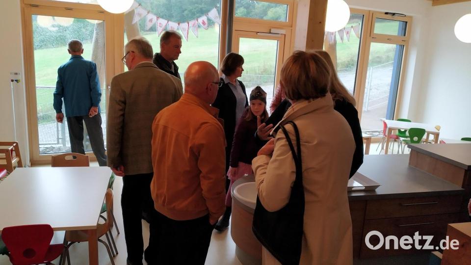 Im Speisesaal darf auf den farbenfrohen Sitzgruppen nicht nur gegessen sondern in der integrierten Küche auch gekocht werden. Diese beinhaltet eine sogenannte „Mitkochküche“, dort können sich die kleinen Besucher bei angepassten Arbeitshöhen und mit ausziehbaren Fußtritten aktiv am Geschehen in der Küche beteiligen. Bild: rfi