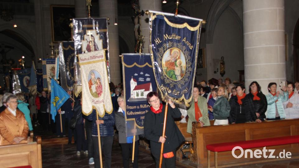 Eindrucksvoll war der Einzug der rund 30 Fahnenabordnungen der Ortsvereine der Frauen- und Müttervereine aus der ganzen Diözese in die voll besetzte Basilika St. Martin zur Festmesse als Auftakt der diesjährigen Frauenwallfahrt. Bild: ads
