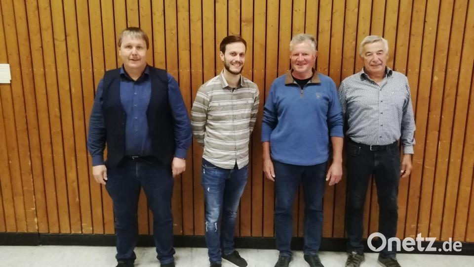 Kreisvorsitzender der Imker, Martin FischerMartin, bedankte sich bei Dr. Martin Wagner, Bienensachverständigen Josef Ernst und Imker Werner Schaumberger (von links). Bild: Tobias Fischer/exb