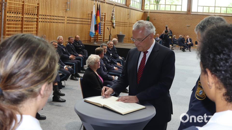 Innenminister Herrmann stellte selbst fest, dass er sich im Gästebuch der Bereitschaftspolizei schon öfter eingetragen hat. Bild: mfh