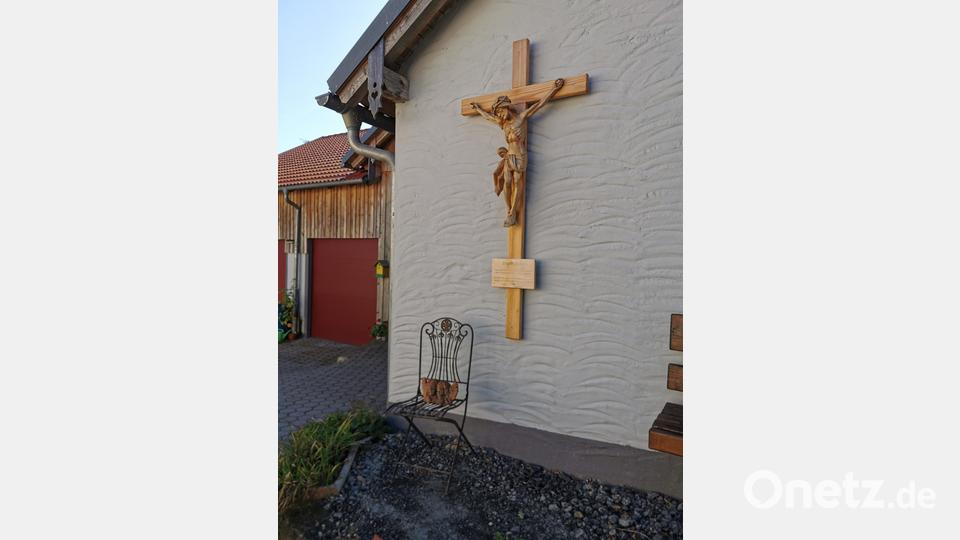 Das am Giebel des neuen Scheunenanbaues befestigte Hofkreuz Bild: hzi