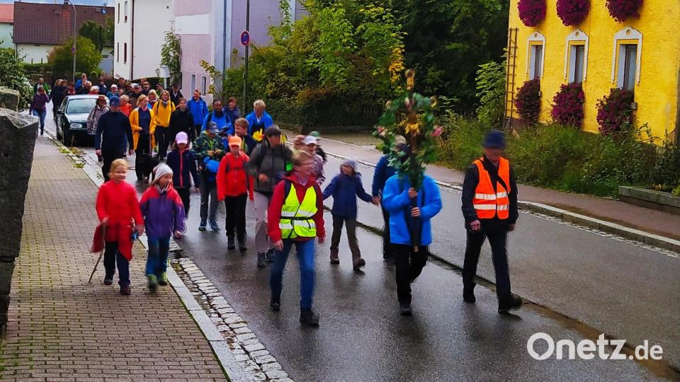 Nach der Stärkung geht es ab Altenstadt bei Vohenstrauß wieder auf den Pilgerpfad, unterstützt von zahlreichen Kindern. Bild: kki