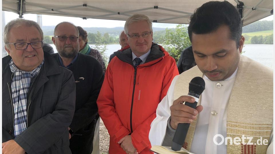 Bei einer kleinen Andacht mit Pater James George (rechts) wurde die Glocke in Betrieb genommen. Bild: wro