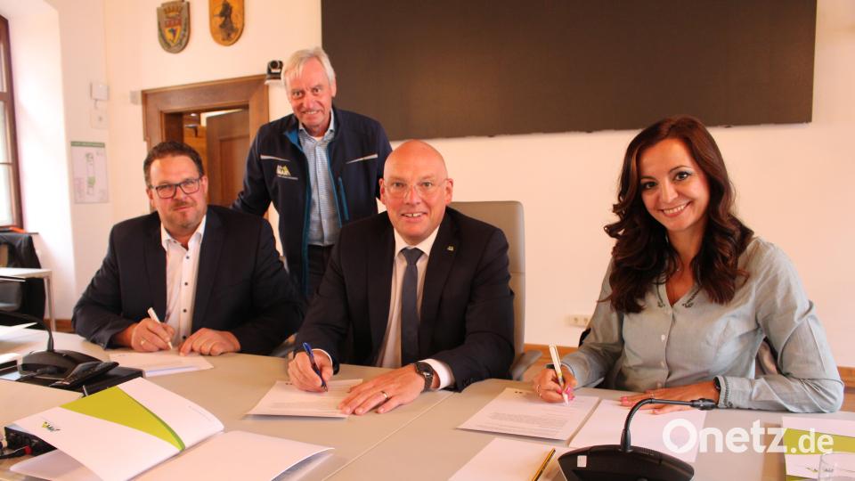 Die Unterschriften sind gesetzt. Nun kann die Planung des Radwegenetzes beginnen. Bürgermeister Stephan Schübel, Stefan Kirsch, Oberbürgermeister Oliver Weigel und Bürgermeisterin Margit Bayer (von links) freuen sich auf das Projekt. Bild: Fuchs/fph
