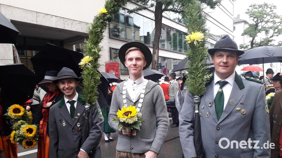 Philipp Eger, Schützenkaiser Andreas Bäumler und stellvertretender Schützenmeister Bernhard Frischholz (von links) marschieren im Oktoberfestzug mit. Bild: dob