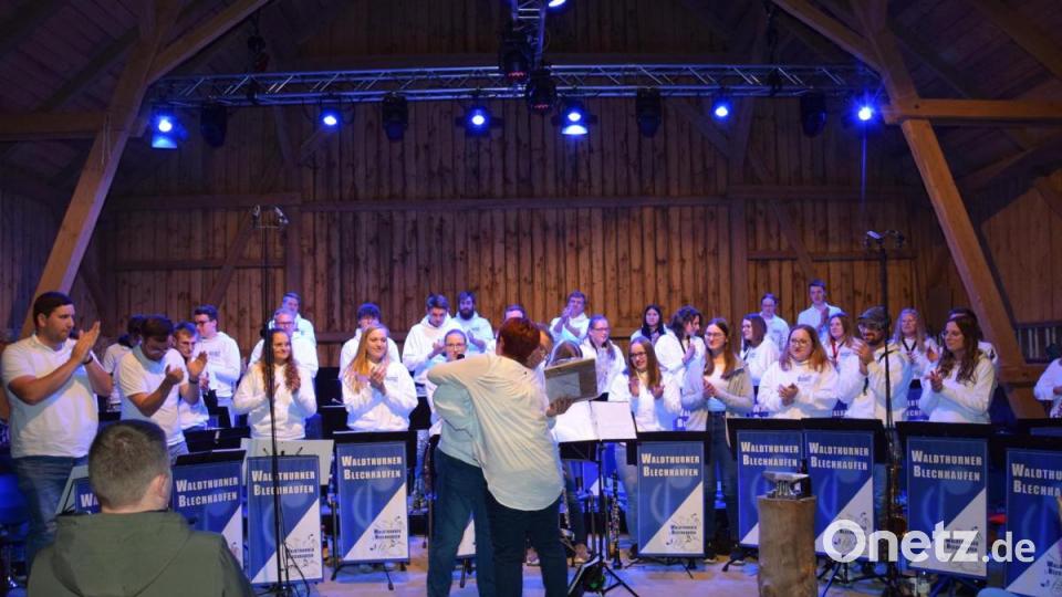 Die Vorsitzende der Trachtenkapelle Waldthurn, Birgit Bocka, dankt Stefan Striegl für seine Arbeit im und mit dem Waldthurner Blechhaufen. Bild: fla