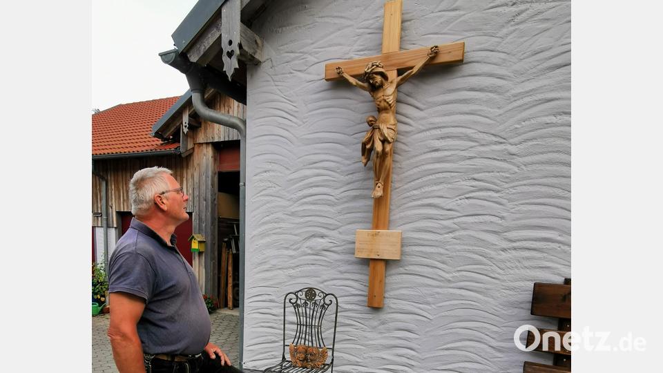 Der &quot;Schöpfer&quot; betrachtet sein Werk. Josef Schleicher blickt auf das Hofkreuz und sieht auf das von seiner Familie gemeinsam Erreichte zurück. Bild: hzi