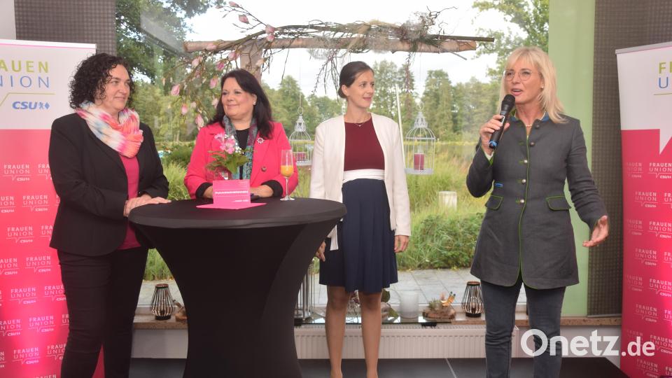 Die FU-Kreisvorsitzenden Tina Zeitler, Eva Nitsche, Susanne Reithmeier beim Gespräch mit Sozialministerin Ulrike Scharf (von links). Bild: fz