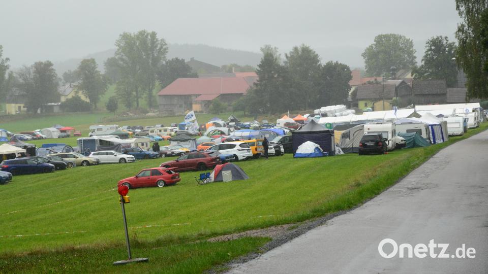Am Rande des Pleysteiner Ortsteiles Spielhof war eine kleine Zeltstadt aufgebaut. Bild: bey