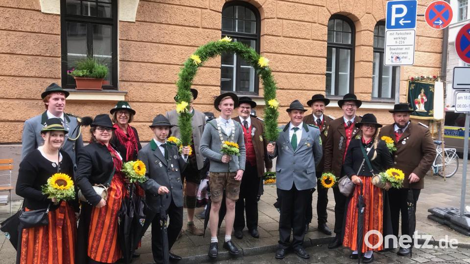 Andreas Bäumler aus Obertresenfeld präsentiert sich unter dem Blumenbogen auf dem Oktoberfestumzug als Schützenkaiser. Schützenmeisterin Renate Kellner (Vierte von links) und Gauschützenmeister Stefan Brandmiller (neben Bäumler) freuen sich über dieses Aushängeschild. Bild: dob