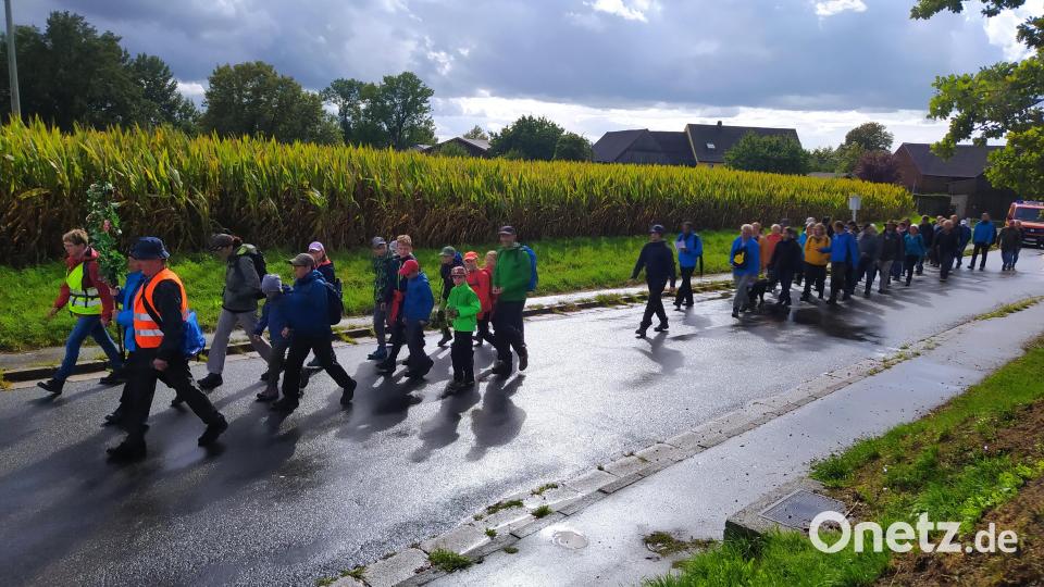 Nur einmal werden die Pilger auf ihrem Weg nach Pleystein nass. Bild: kki